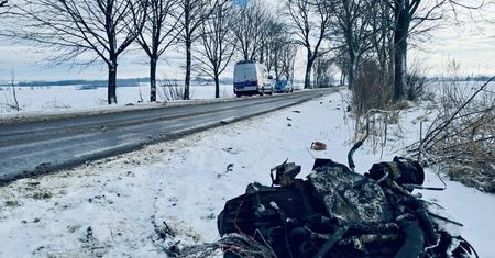 Opel roztrzaskał się na drzewie pod Słupskiem. Z pojazdu wypadł silnik