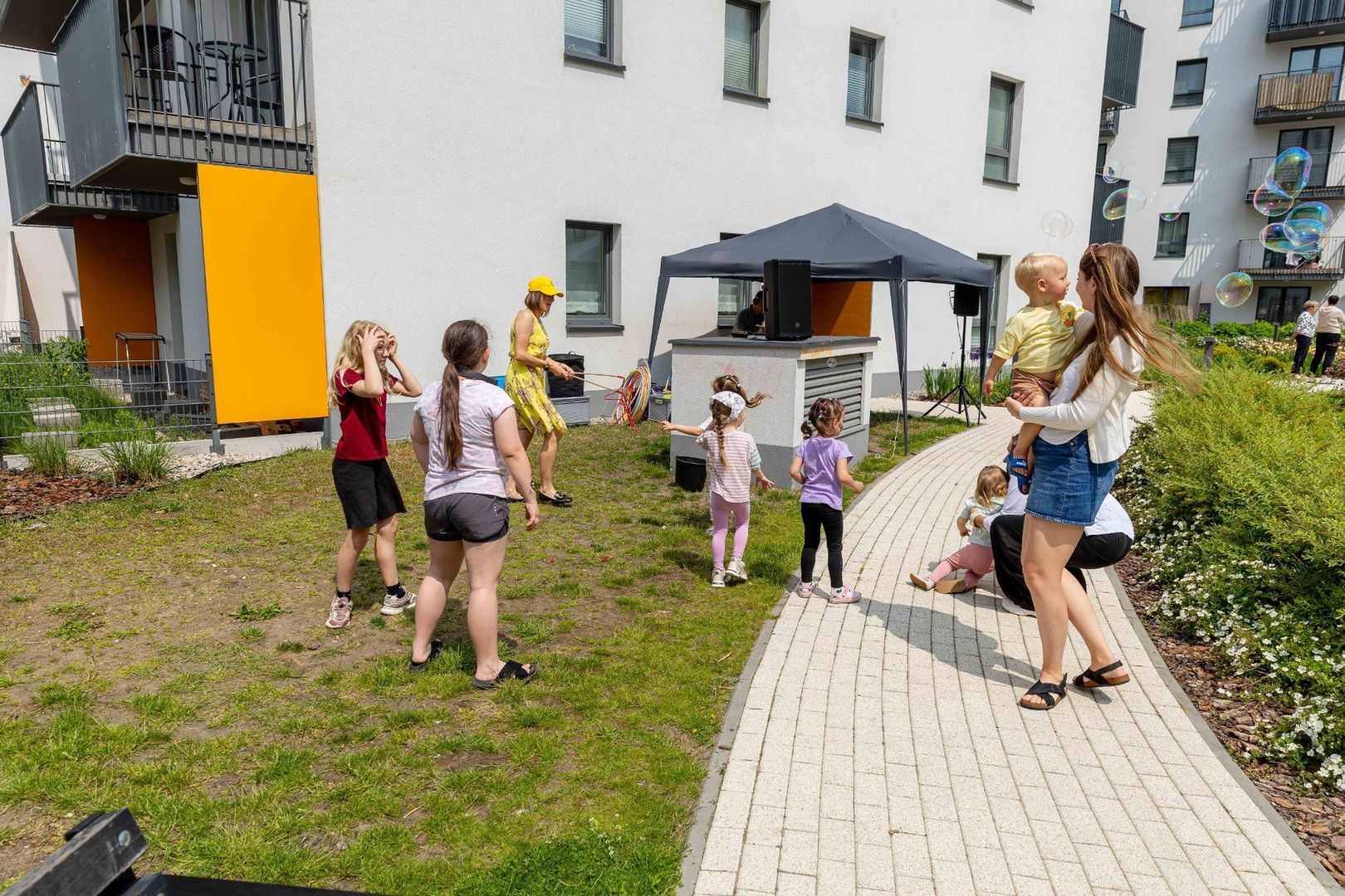 Piknik zorganizowany na patio bloku przy Kopernika cieszył się dużym zainteresowaniem mieszkańców