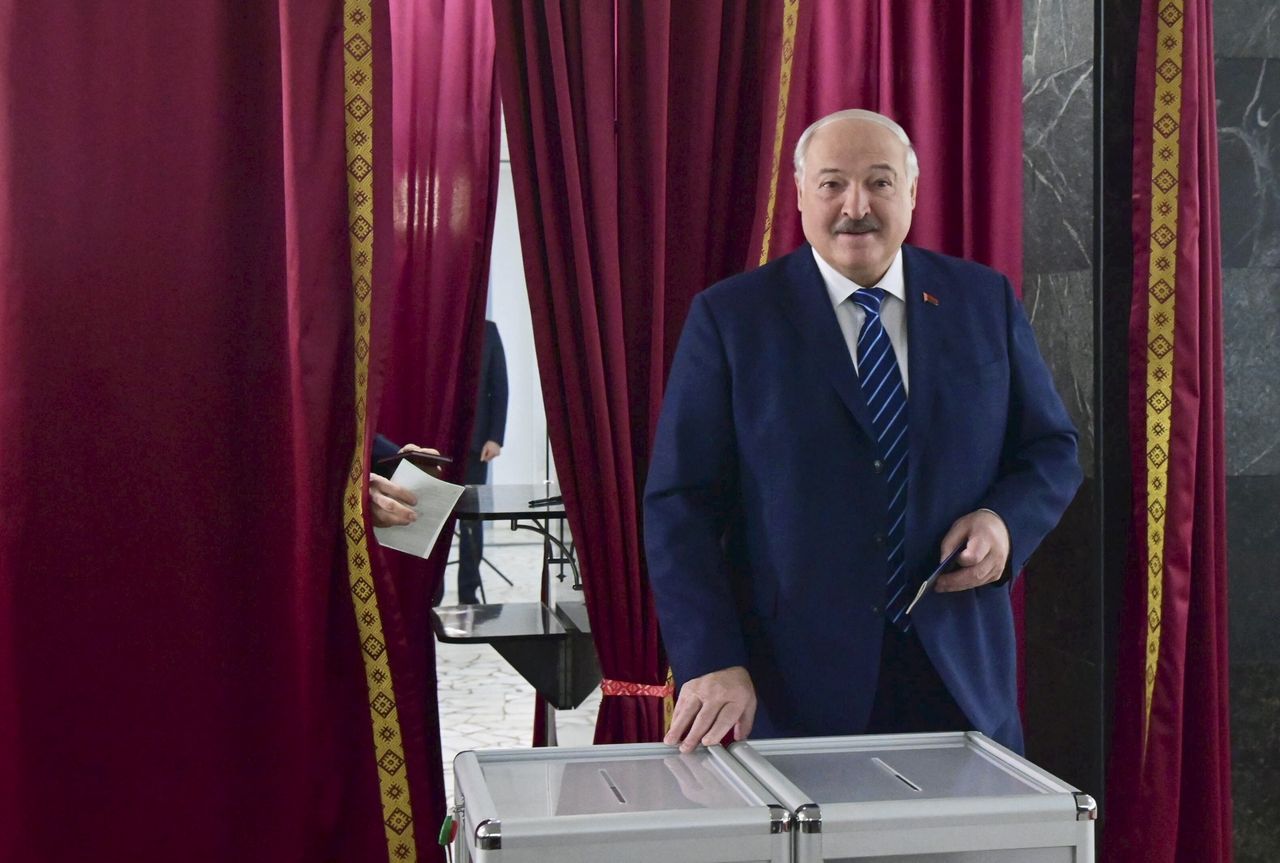 A handout picture made available by Belarusian Presidential Press Service shows Belarus' President Alexander Lukashenko casting his ballot during the Belarusian parliamentary elections at a polling station in Minsk, Belarus, 25 February 2024. Belarus holds its parliamentary election on 25 February, the first single voting day in the country's history, to elect 110 deputies to the lower house of parliament (House of Representatives) and about 12,000 representatives of local councils. EPA/BELARUSIAN PRESIDENTIAL PRESS SERVICE / HANDOUT HANDOUT EDITORIAL USE ONLY/NO SALES HANDOUT EDITORIAL USE ONLY/NO SALES HANDOUT EDITORIAL USE ONLY/NO SALES Dostawca: PAP/EPA.