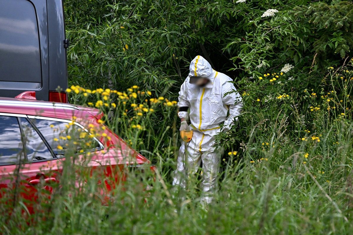 Śledczy na miejscu znalezienia zwłok kobiety.