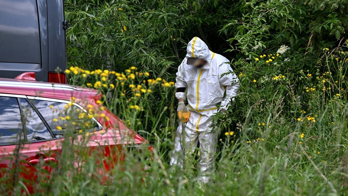 Śledczy na miejscu znalezienia zwłok kobiety.