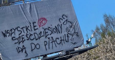 Skandaliczny napis na ul. Filaretów. Ktoś oszpecił billboard przy przystanku