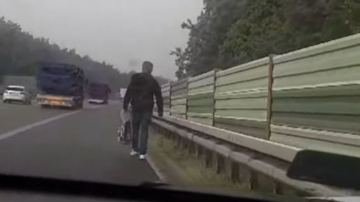 32-letni mężczyzna idący wzdłuż autostrady A4