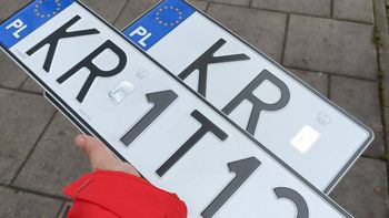 Trzecia tablica rejestracyjna. Kiedy trzeba ją wyrobić i ile zapłaci kierowca?