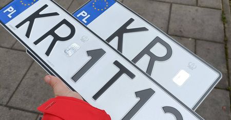 Trzecia tablica rejestracyjna. Kiedy trzeba ją wyrobić i ile zapłaci kierowca?