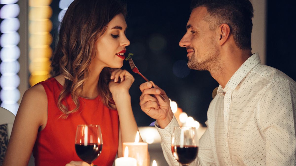 Zakochana para na romantycznej kolacji
