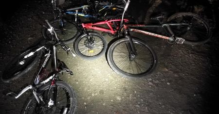 W środku nocy pakowali rowery do auta, co wzbudziło podejrzenie przejeżdżających policjantów