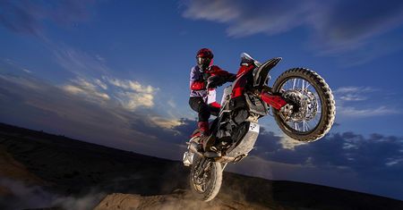 Ducati DesertX debiutuje w wersji Rally. Sprawdzi się poza szlakiem