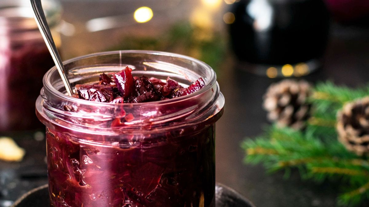 Konfitura z czerwonej cebuli pasuje do mięs i pasztetów