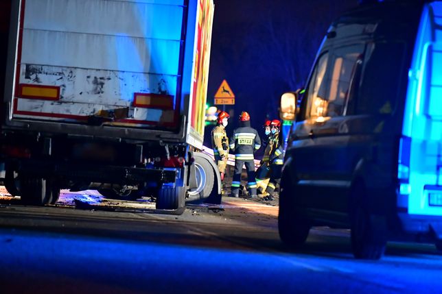 Rudzienko, 27.03.2021. Miejsce śmiertelnego wypadku na DK nr 50 w miejscowości Rudzienko k. Kołbieli (pow. otwocki), 27 bm. W wyniku czołowego zderzenia dwóch pojazdów osobowych i dwóch ciężarowych śmierć poniosły trzy osoby a jedna została ranna. Na miejsce skierowano kilkanaście załóg Straży Pożarnej. (amb) PAP/Przemysław Piątkowski