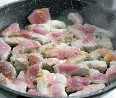 Zajadamy się na potęgę i nie myślimy o skutkach. Te produkty rujnują jelita