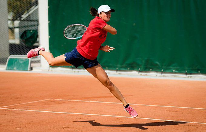 Iga Świątek sprawiła sobie prezent urodzinowy. Polska tenisistka wygrała i awansowała do drugiej rundy French Open.