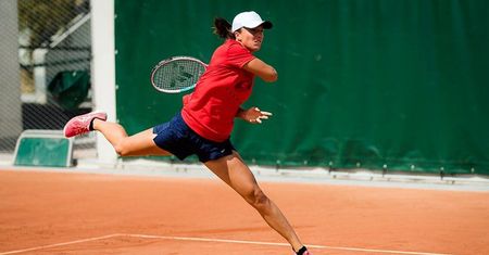 Iga Świątek sprawiła sobie prezent urodzinowy. Polska tenisistka wygrała i awansowała do drugiej rundy French Open.