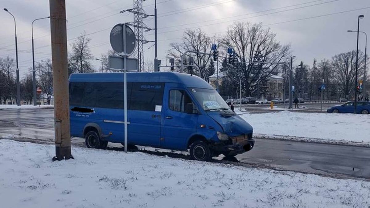 Bus pasażerski uderzył w tył hondy na al. Kraśnickiej