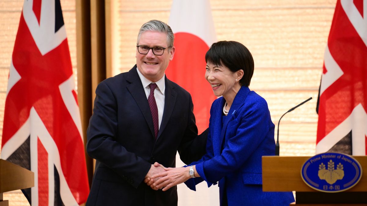 Japan's Prime Minister Sanae Takaichi (R) and Britain's Prime Minister Keir Starmer shake hands as they take part in a joint press conference after their bilateral meeting at the Prime Minister's Office in Tokyo, Japan, 31 January 2026. EPA/YUICHI YAMAZAKI / POOL Dostawca: PAP/EPA.