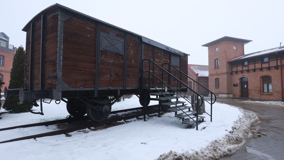 W takich wagonach zimą 1945 roku wywożono  na wschód mieszkańców Śląska. Jeden z nich stoi dziś przed Centrum Dokumentacji Deportacji Górnoślązaków do ZSRR w Radzionkowie.