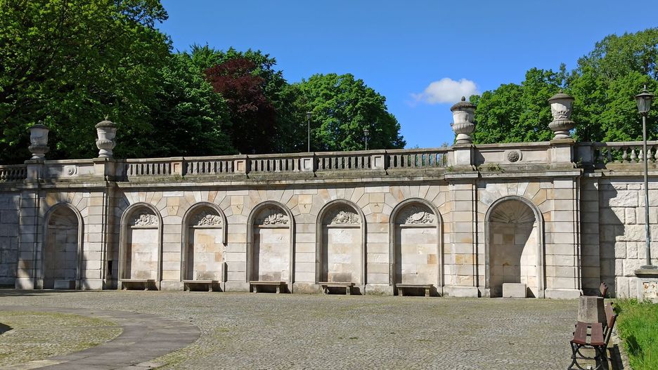 Warszawa. Wpisany do rejestru zabytków został park i elementy małej architektury, z budowlaną infrastrukturą i klasycyzującymi rzeźbami i elementami ogrodowych ozdób