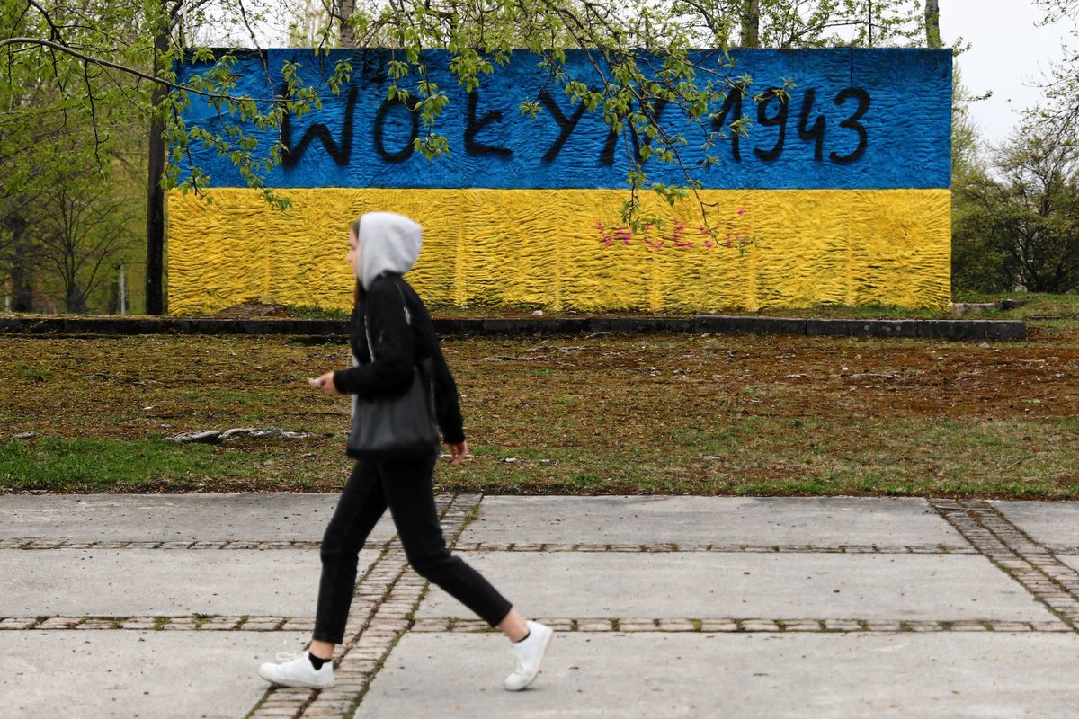 Napis 'Wołyń 1943' domalowany do flagi Ukrainy w Krakowie