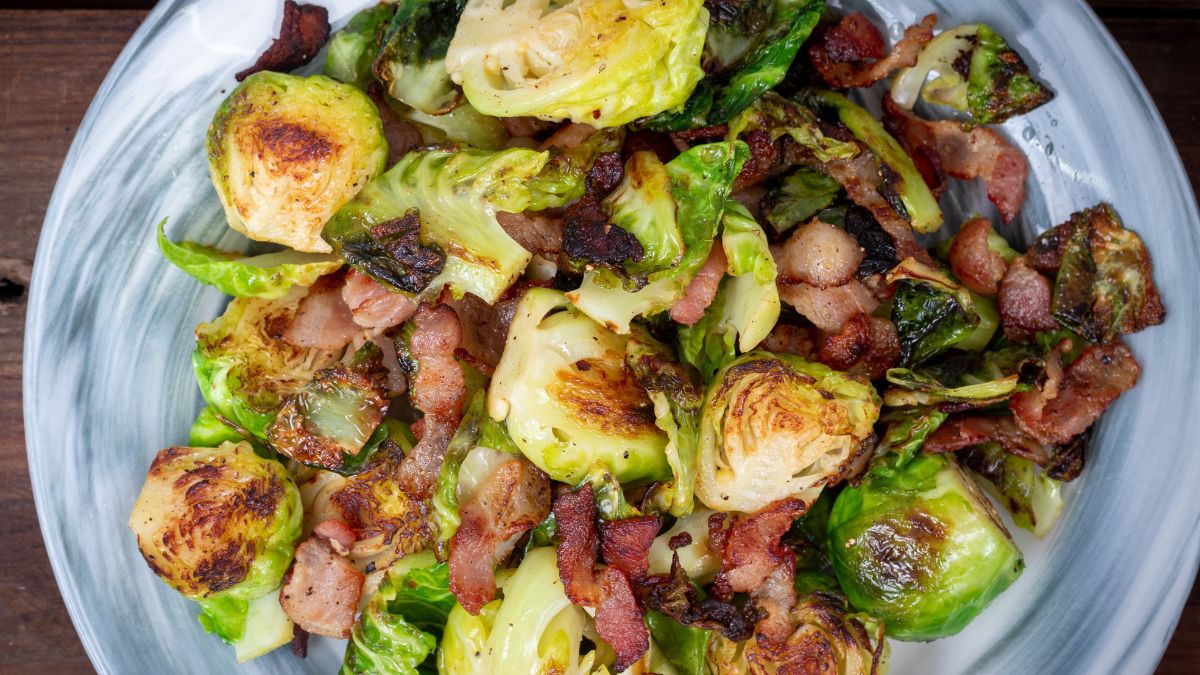 Brukselkę podsmażam z boczkiem i zapiekam z parmezanem