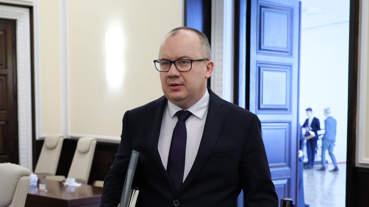 Warszawa, 26.03.2024. Minister sprawiedliwości Adam Bodnar przed posiedzeniem rządu w KPRM w Warszawie, 26 bm. Rząd zajmie się dodatkami m.in. dla rodzin zastępczych zawodowych. (mr) PAP/Paweł Supernak