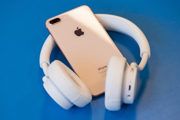 iPhone 8 Plus ze słuchawkami