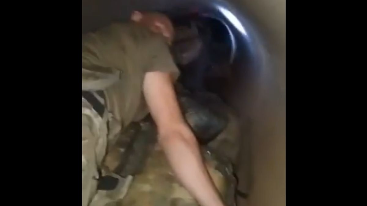 Rosyjscy żołnierze w rurze gazowej koło Kupiańska.