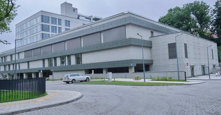 Alarm bombowy w szpitalu przy ul. Staszica. Na miejscu kontrterroryści i policyjny pies