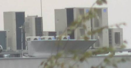 Wiatr zerwał blachę z budynku biurowca G5. Interweniowała straż pożarna