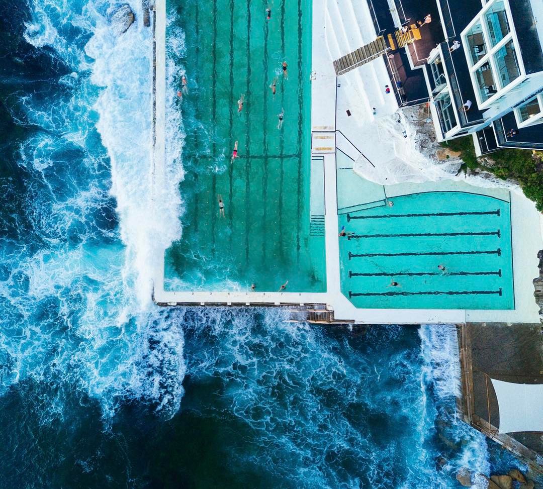 Plaża Bondi wygląda przepięknie, gdy spojrzymy na nią z góry