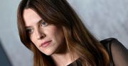 Riley Keough jest gwiazdą nowego serialu "true crime". Na premierze pojawiła się w prześwitującej czerni