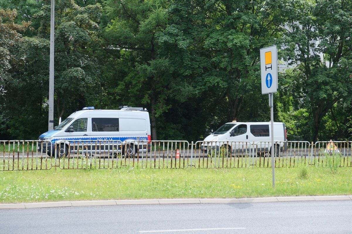 Policyjny radiowóz interweniujący do wypadku i służba porządkowa