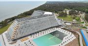 Brytyjczycy patrzą na Pobierowo. Tak piszą o hotelu gigancie