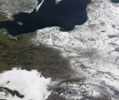 Pogoda. Polska podzielona śniegiem. Niesamowite zdjęcia z satelity z poniedziałku [GALERIA]