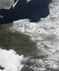Pogoda. Polska podzielona śniegiem. Niesamowite zdjęcia z satelity z poniedziałku [GALERIA]