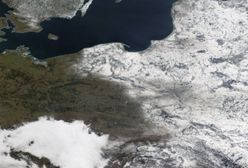 Pogoda. Polska podzielona śniegiem. Niesamowite zdjęcia z satelity z poniedziałku [GALERIA]