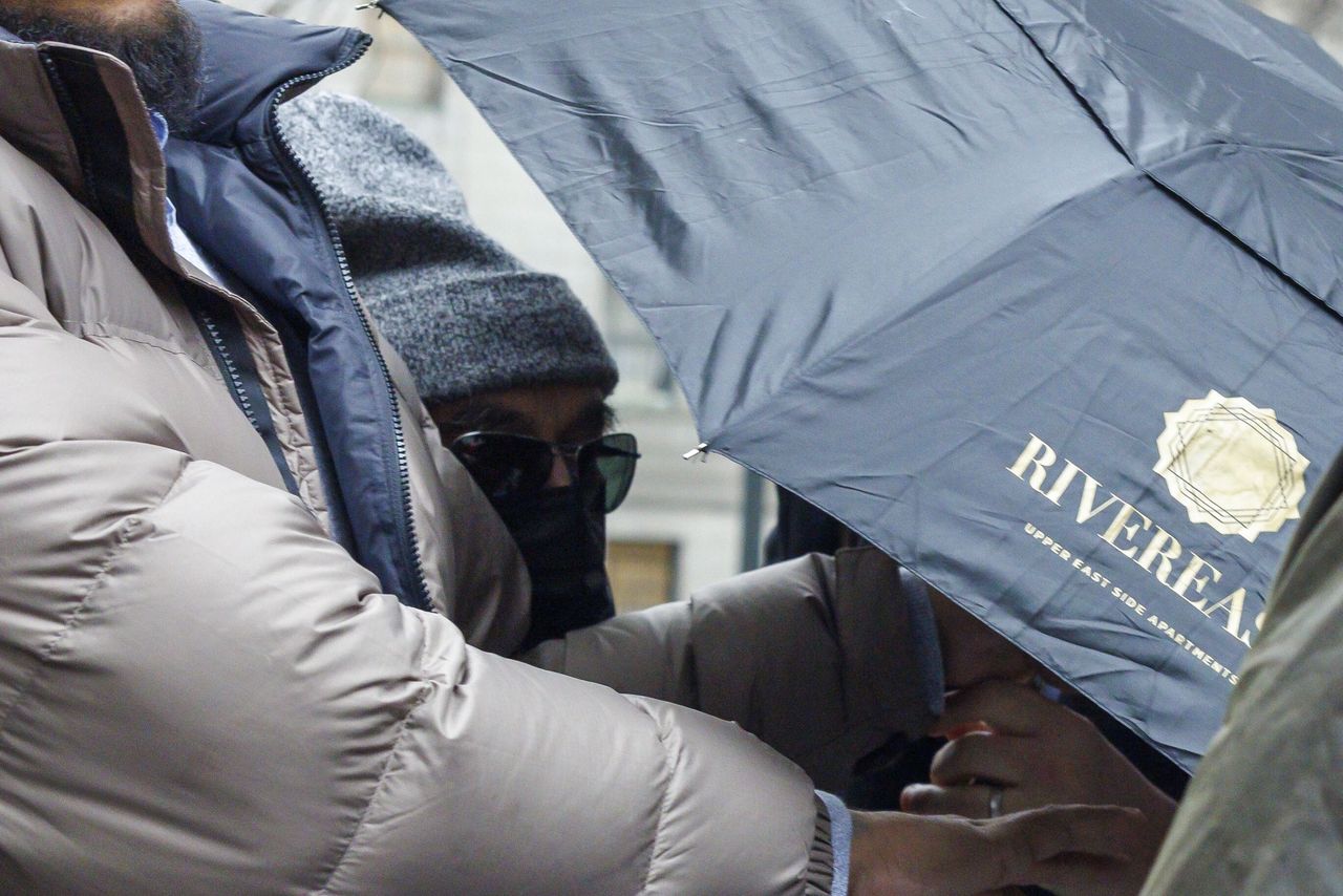 British Billionaire Joe Lewis (C) exits court while hiding behind an umbrella and being escorted by his security guards in New York, USA, 24 January 2024. British billionaire Joe Lewis on 24 January pleaded guilty for passing inside information about his companies after he was charged last year with insider trading. EPA/SARAH YENESEL Dostawca: PAP/EPA.