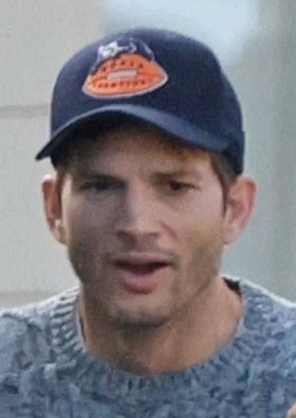 "Zwyczajni" Ashton Kutcher i Mila Kunis buszują z dziećmi po sklepach