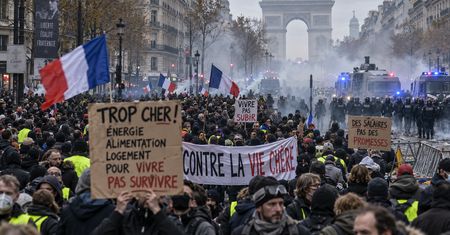 Paryż znów zamienił się w pole starć! Setki zatrzymań, ranni policjanci i ogromne protesty we Francji