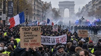 Paryż znów zamienił się w pole starć! Setki zatrzymań, ranni policjanci i ogromne protesty we Francji