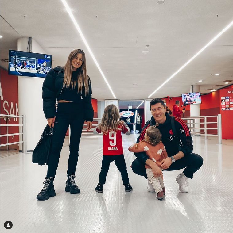 Anna i Robert Lewandowscy z córkami