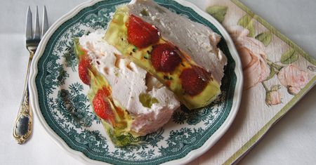 Smak dzieciństwa. Przepis na śmietanowiec z galaretkami