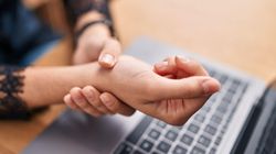 Choroba pracowników biurowych. Mrowienie dłoni i kłucie to tylko niektóre z objawów