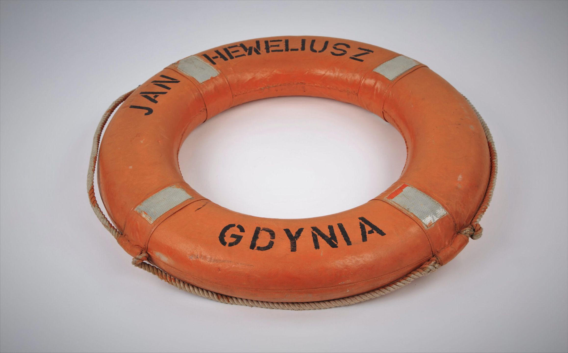 Koło ratunkowe z promu przekazane NMM w darze przez  Duńskie Królewskie Muzeum Morskie w Kopenhadze w 1995 r