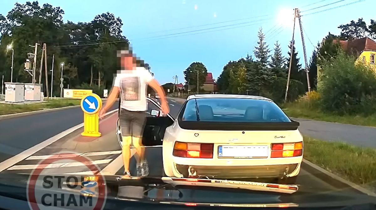 Furiat w białym aucie. "Ty normalny jesteś?!"