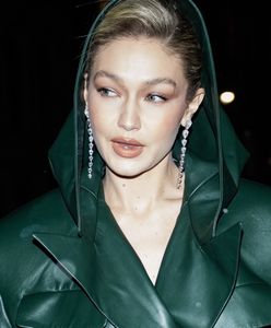 Należą jej się brawa. Gigi Hadid w obcisłym kombinezonie "rozbiła bank"