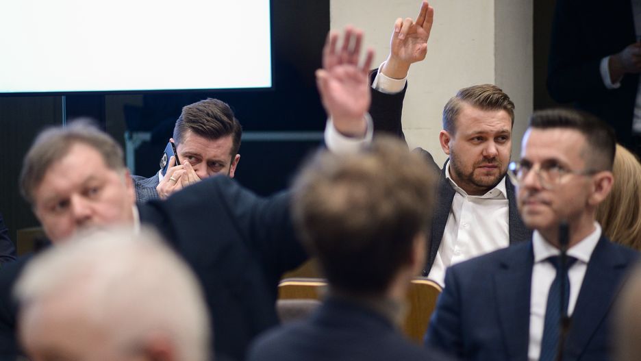 Warszawa, 25.01.2024. Członek komisji Ustawodawczej Jacek Ozdoba (P) na wspólnym posiedzeniu sejmowych komisji Sprawiedliwości i Praw Człowieka oraz komisji Ustawodawczej, 25 bm. w Warszawie. Posłowie zapoznają się z informacją z działalności Krajowej Rady Sądownictwa w 2022 r. (aldg) PAP/Marcin Obara