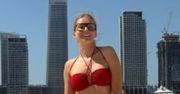 Edyta Pazura pręży mięśnie w czerwonym bikini, pozując na dubajskiej plaży