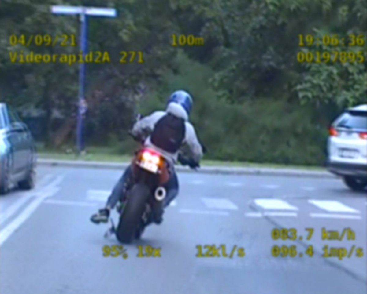 Tarnowskie Góry. 26-latek ucieczkę przed policją zakończył upadkiem i urazem nogi.
