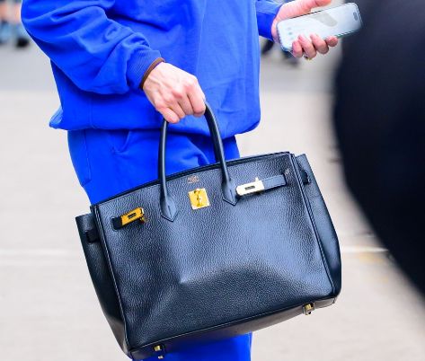 Jennifer Lopez wychodzi z nowojorskiego apartamentu