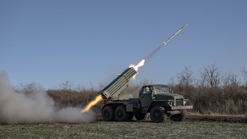 Wojna w Ukrainie rok 2023
AVDIIVKA, UKRAINE - NOVEMBER 28: Ukrainian soldiers fire artillery at their fighting position in the direction of Avdiivka of Donetsk Oblast, Ukraine on November 28, 2023. Ukrainian artillery units deployed in the Avdiivka direction, where heavy clashes have been continuing due to the intensification of Russian attacks lately, continue their intense firing activities. Trying to repel the attacks of Russian troops, the Ukrainian army defends the frontlines by continuing its air and land shooting activities. Ozge Elif Kizil / Anadolu
AA/ABACA